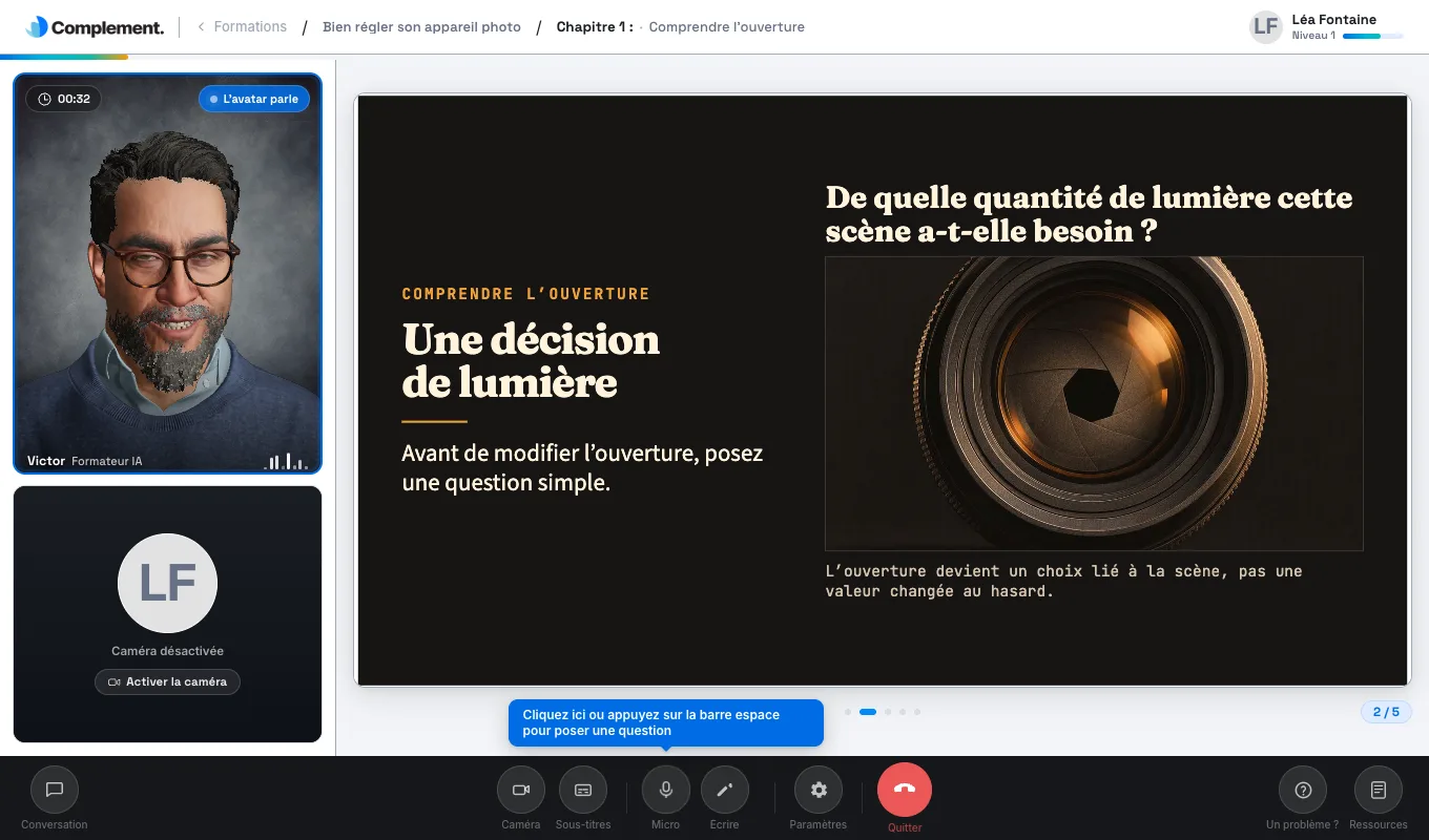 Le lecteur de formation : l'avatar présente une slide, la barre de commandes est en bas
