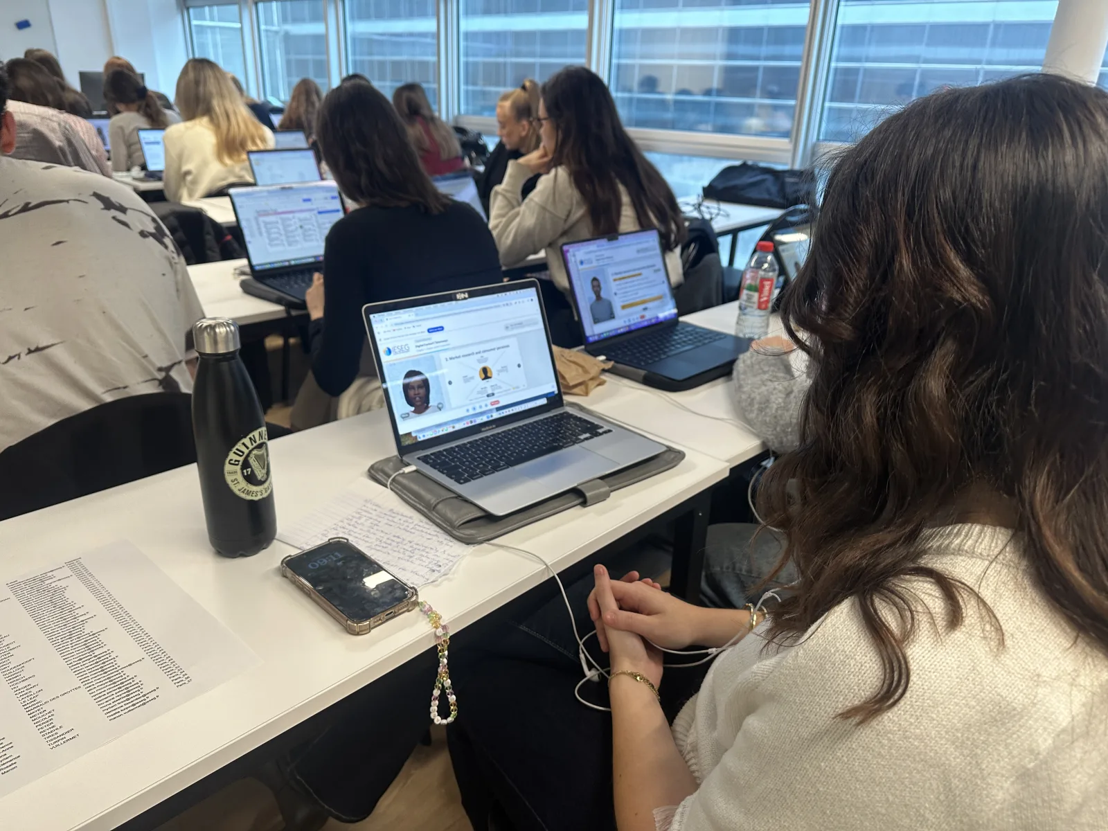 Étudiant en interaction avec l'interface de l'avatar IA